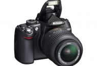 La nueva cámara SLR digital Nikon D5000 de 12.3 megapíxel, vídeo 720p y pantalla que gira